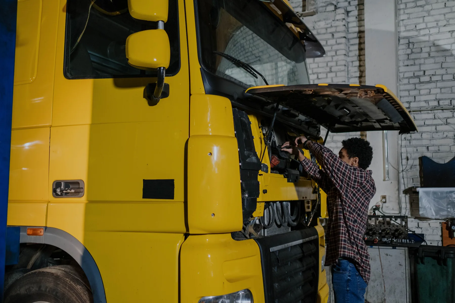 Commercial truck mechanic providing roadside service